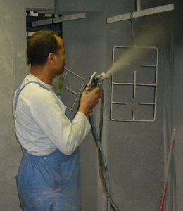 Manual wet enamel spraying of pan supports